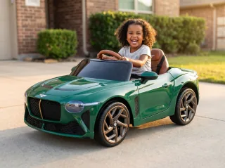 Bentley Bacalar enfant, Vert British Racing, enfant souriant en extérieur