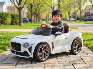 Bentley Bacalar enfant, Blanc, enfant promenant la voiture en quartier résidentiel