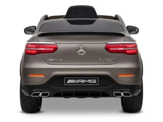 Mercedes GLC 63 AMG 12V gris mat, face arrière, feux LED et diffuseur AMG, fond blanc studio