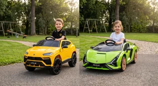 Comparatif Lamborghini électrique enfant : garçon dans un Urus jaune à gauche, fille dans une Sián verte à droite, illustration du guide Quelle Lamborghini électrique pour enfant