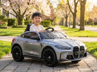BMW M4 enfant 12V gris métallisé, scène jardin avec enfant