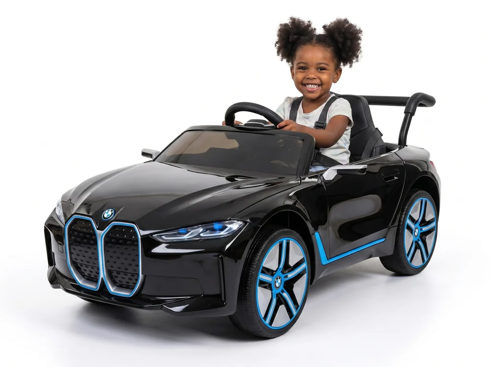 BMW i4 enfant 12V noir, studio fond blanc avec enfant au volant