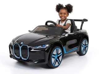 BMW i4 enfant 12V noir, studio fond blanc avec enfant au volant