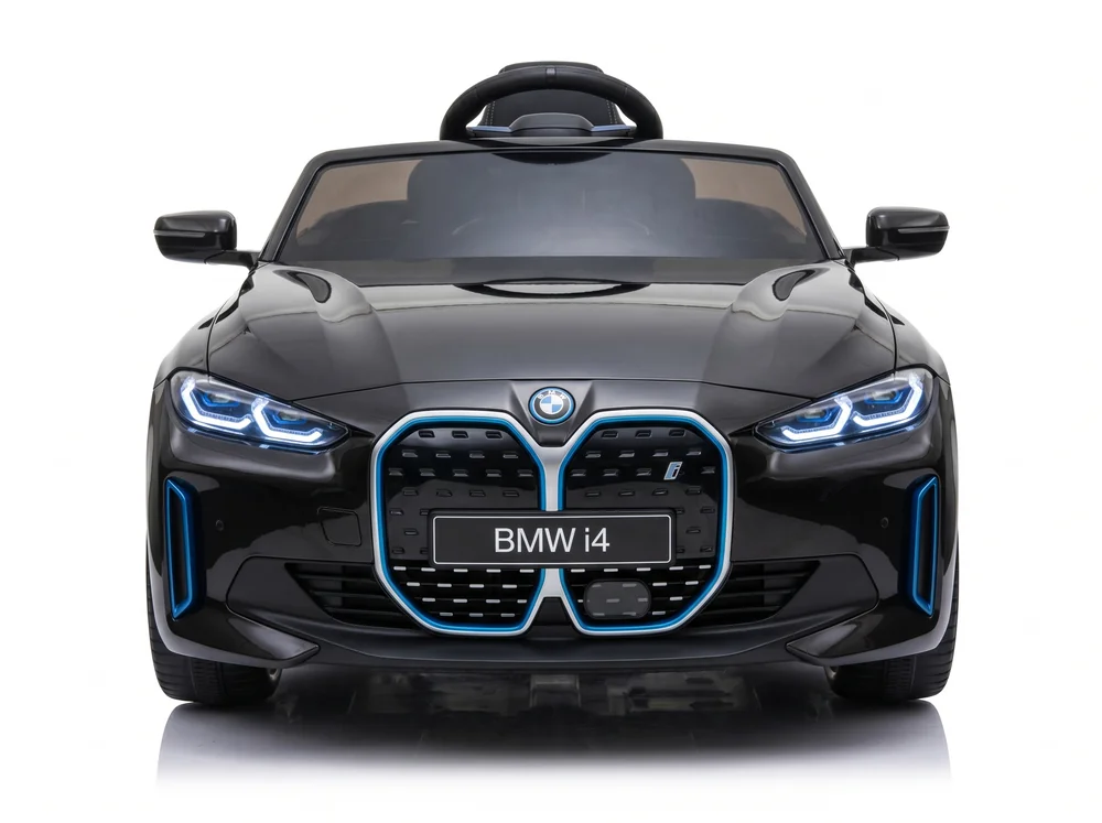 BMW i4 enfant 12V noir, studio fond blanc avec enfant au volant