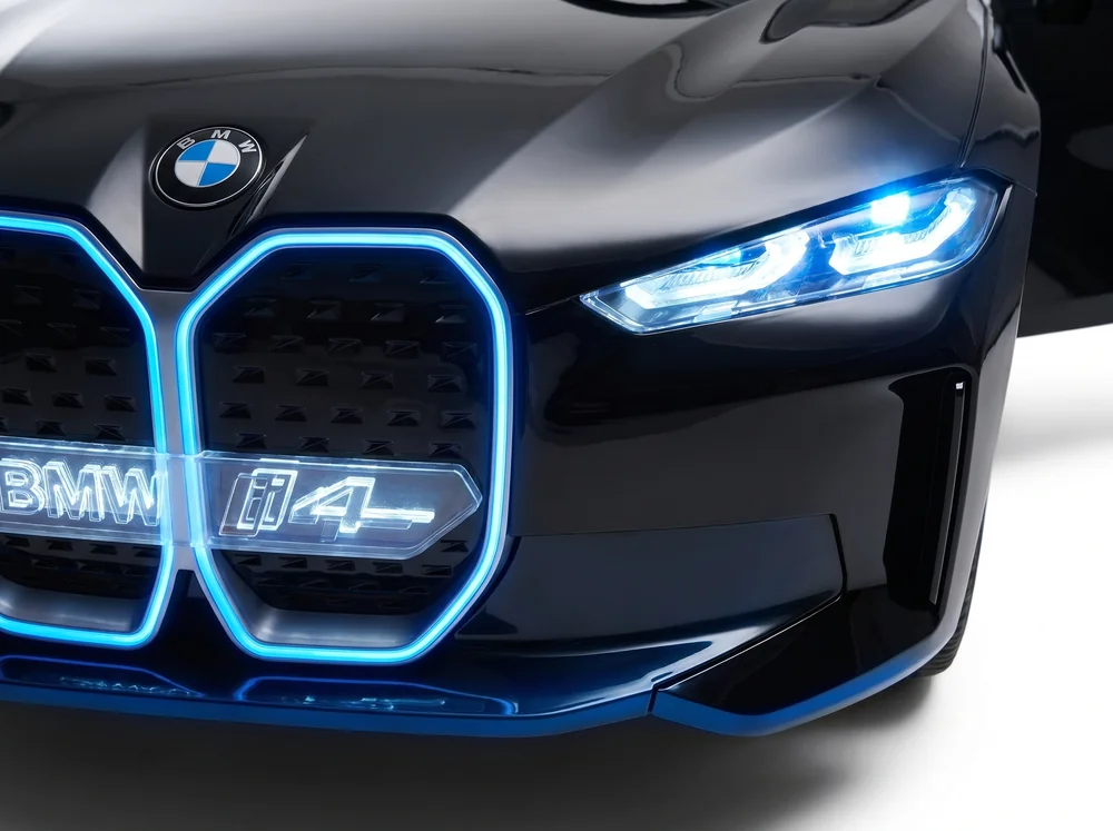 BMW i4 enfant noir 12V scène trois-quarts arrière