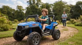 Enfant de 5 ans en 24V : garçon casqué au volant d'un buggy tout-terrain 24V bleu dans un jardin, un parent à la télécommande en arrière-plan