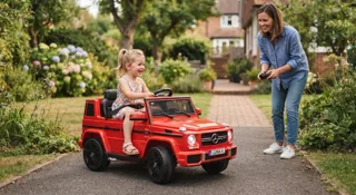 Maman actionnant la télécommande parentale pendant que sa fille conduit un 4x4 électrique rouge dans l'allée du jardin, illustration du guide voiture électrique enfant avec télécommande parentale