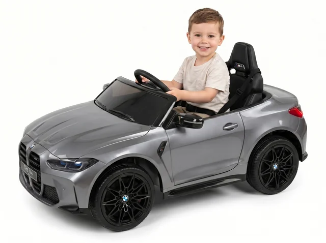 BMW M4 enfant 12V gris métallisé, studio fond blanc avec enfant au volant
