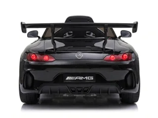 Mercedes-AMG GT3 12V noir, face arrière, aileron et double sortie d'échappement, fond blanc studio