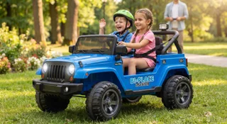 Voiture électrique enfant biplace : deux enfants côte à côte dans un 4x4 12V bleu deux places sur l'herbe, un parent à la télécommande en arrière-plan
