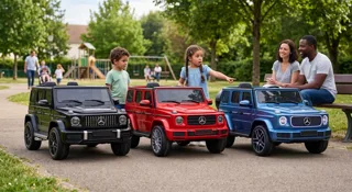 Voiture électrique enfant Mercedes Classe G : trois modèles côte à côte, G63 noir, G500 rouge et EQG bleu à calandre lumineuse, au parc devant une famille