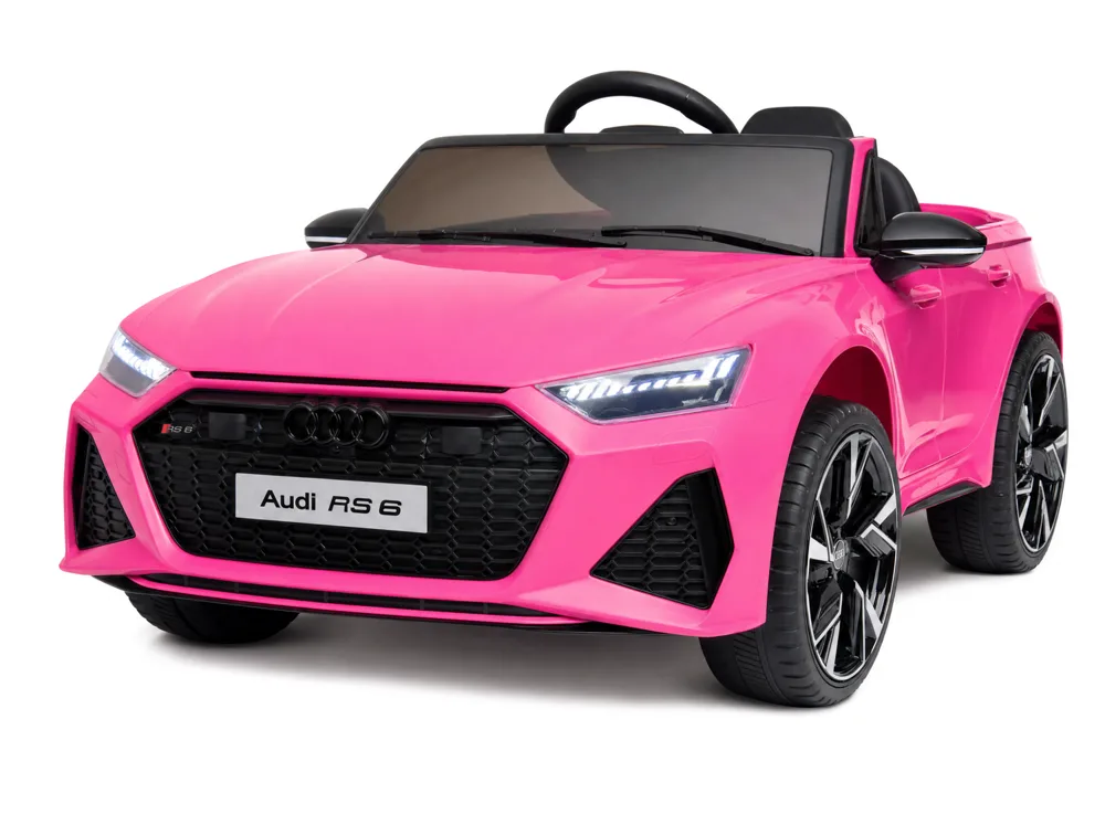 Audi RS6 12V Rose poudré, enfant au volant, studio fond blanc