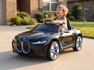 BMW i4 enfant 12V noir, scène extérieure