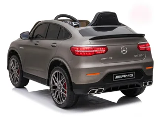 Mercedes GLC 63 AMG 12V gris mat, trois-quarts arrière, aileron et double sortie d'échappement, fond blanc studio