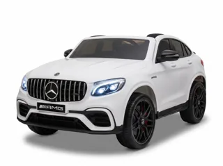 Mercedes GLC 63 AMG 12V blanc, trois-quarts avant, calandre Panamericana et jantes AMG, fond blanc studio