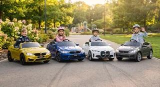 Quatre enfants dans des BMW électriques M4 jaune, M5 bleue, i4 blanche et Série 6 grise, guide de la voiture électrique BMW enfant