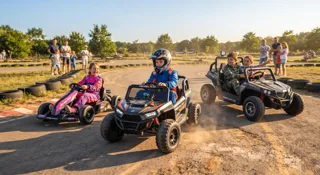 Trois grands enfants sur un circuit dans des karts et buggys électriques 24V, guide de la voiture électrique enfant 24V