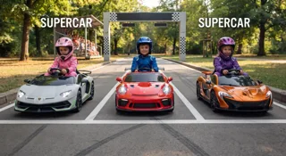 Trois enfants casqués sur la ligne de départ dans des supercars électriques (Lamborghini, Porsche, McLaren), guide de la voiture de course électrique enfant