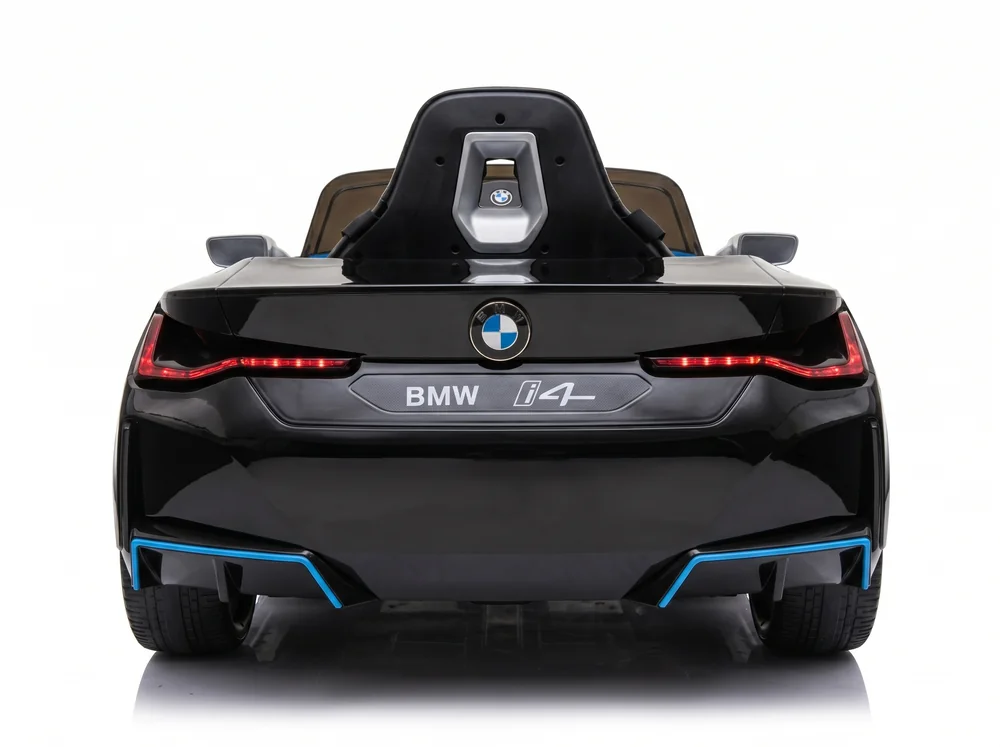 BMW i4 enfant vue latérale berline électrique