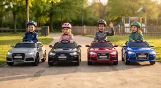 Quatre enfants au volant d'Audi RS6 électriques argent, noire, rouge et bleue dans un parc, guide de la voiture électrique Audi enfant