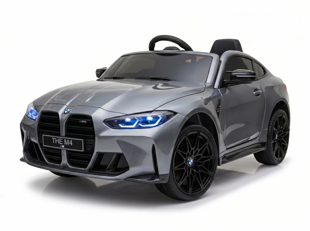 BMW M4 enfant 12V gris métallisé, studio fond blanc avec enfant au volant