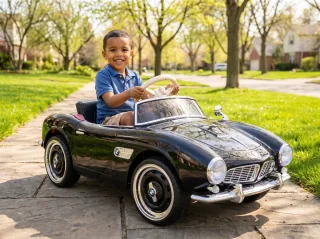 BMW 507 enfant, Noir, enfant promenant la voiture en quartier résidentiel