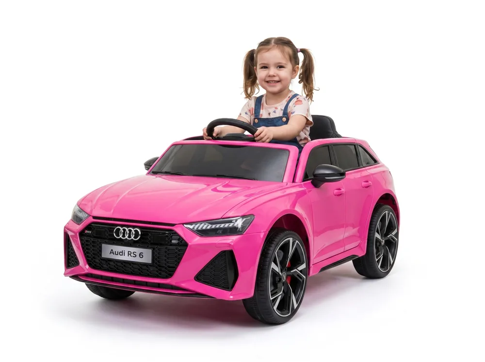 Audi RS6 12V Rose poudré, enfant au volant, studio fond blanc