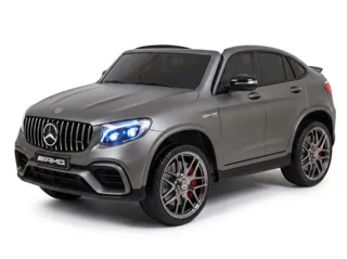 Mercedes GLC 63 AMG 12V gris mat, trois-quarts avant, calandre Panamericana et jantes AMG, fond blanc studio