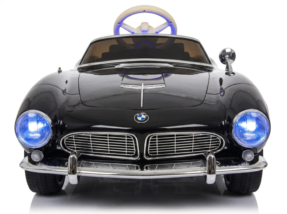 BMW 507 enfant, Noir, enfant blond souriant au volant