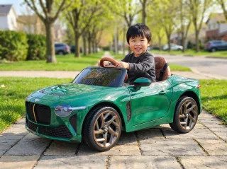 Bentley Bacalar enfant, Vert British Racing, enfant promenant la voiture en quartier résidentiel