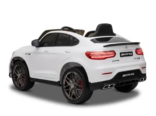 Mercedes GLC 63 AMG 12V blanc, trois-quarts arrière, aileron et double sortie d'échappement, fond blanc studio