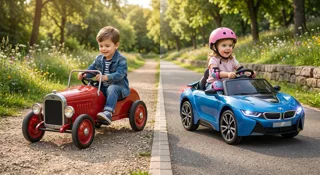 Comparaison voiture à pédales contre voiture électrique enfant : garçon dans un modèle à pédales rouge vintage à gauche, fille casquée dans une BMW i8 électrique bleue à droite, illustration du guide de décision